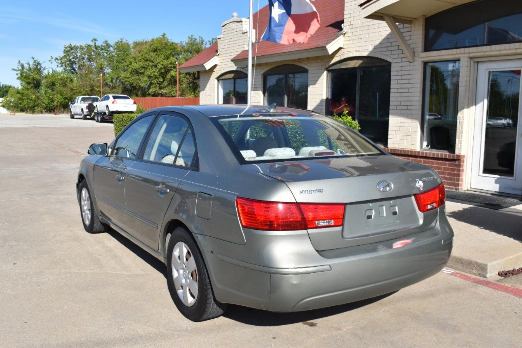 2009 Green /Tan Hyundai Sonata GLS (5NPET46C29H) with an 2.4L L4 DOHC 16V engine, Automatic 5 Spped transmission, located at 5925 E. BELKNAP ST., HALTOM CITY, TX, 76117, (817) 834-4222, 32.803799, -97.259003 - There are several compelling reasons to consider buying a 2009 Hyundai Sonata GLS: Affordability: The 2009 Hyundai Sonata GLS is often available at an affordable price point, making it an attractive option for budget-conscious buyers. Fuel Efficiency: The Sonata is known for its excellent fuel eff - Photo #5