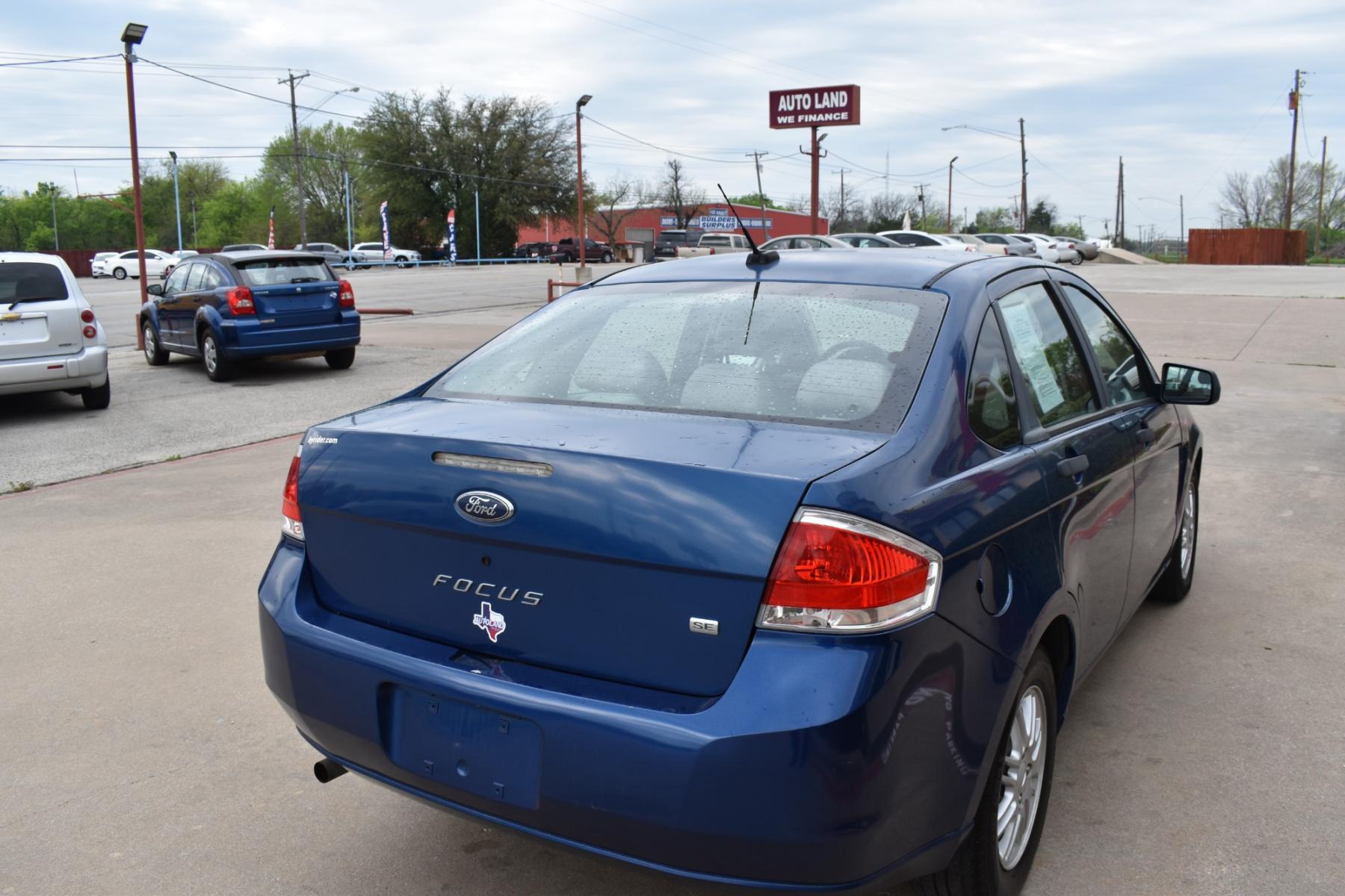 2009 Blue /Gray Ford Focus SE Sedan (1FAHP35N19W) with an 2.0L L4 DOHC 16V engine, AUTOMATIC transmission, located at 5925 E. BELKNAP ST., HALTOM CITY, TX, 76117, (817) 834-4222, 32.803799, -97.259003 - Photo #4