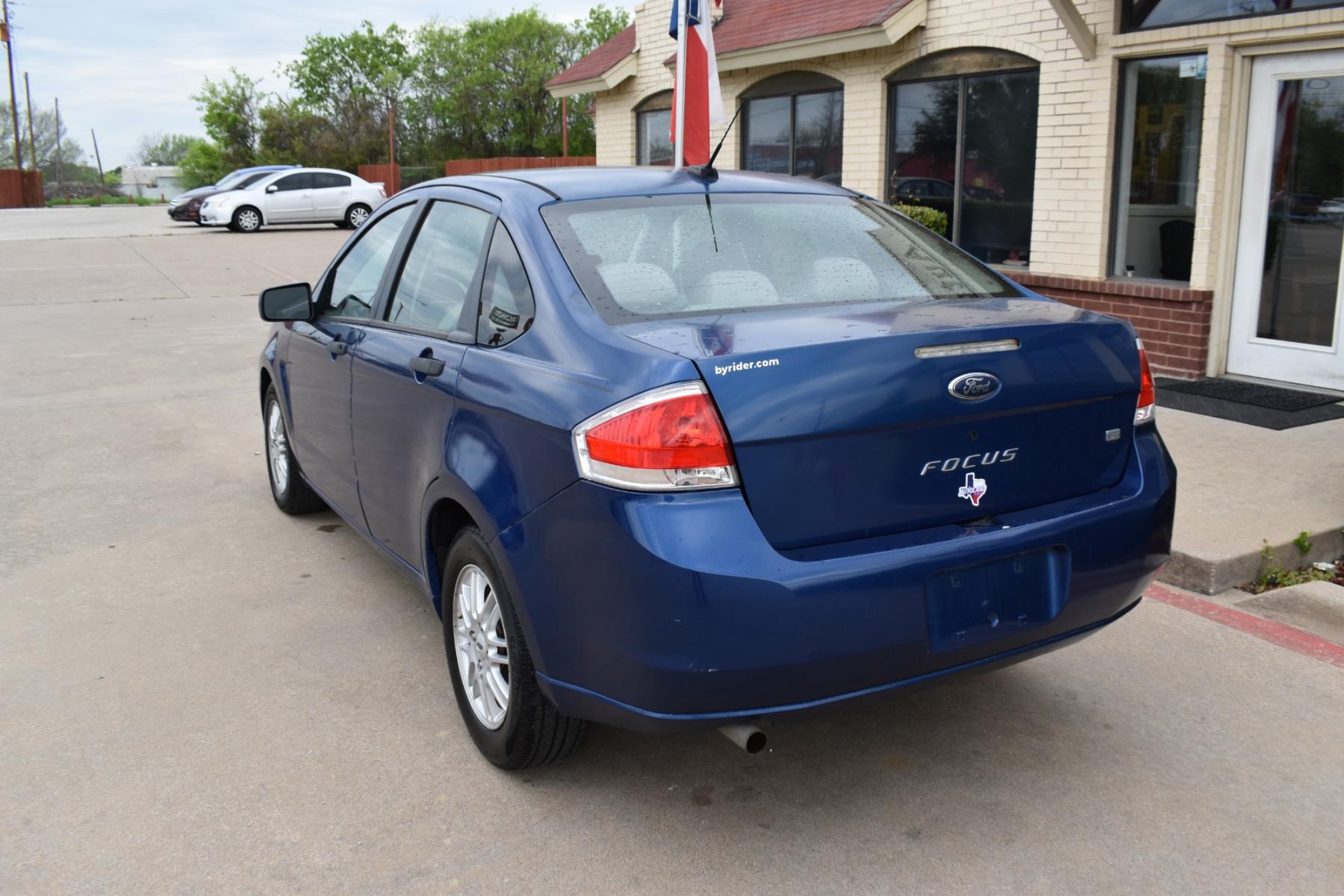 2009 Blue /Gray Ford Focus SE Sedan (1FAHP35N19W) with an 2.0L L4 DOHC 16V engine, AUTOMATIC transmission, located at 5925 E. BELKNAP ST., HALTOM CITY, TX, 76117, (817) 834-4222, 32.803799, -97.259003 - Photo #5