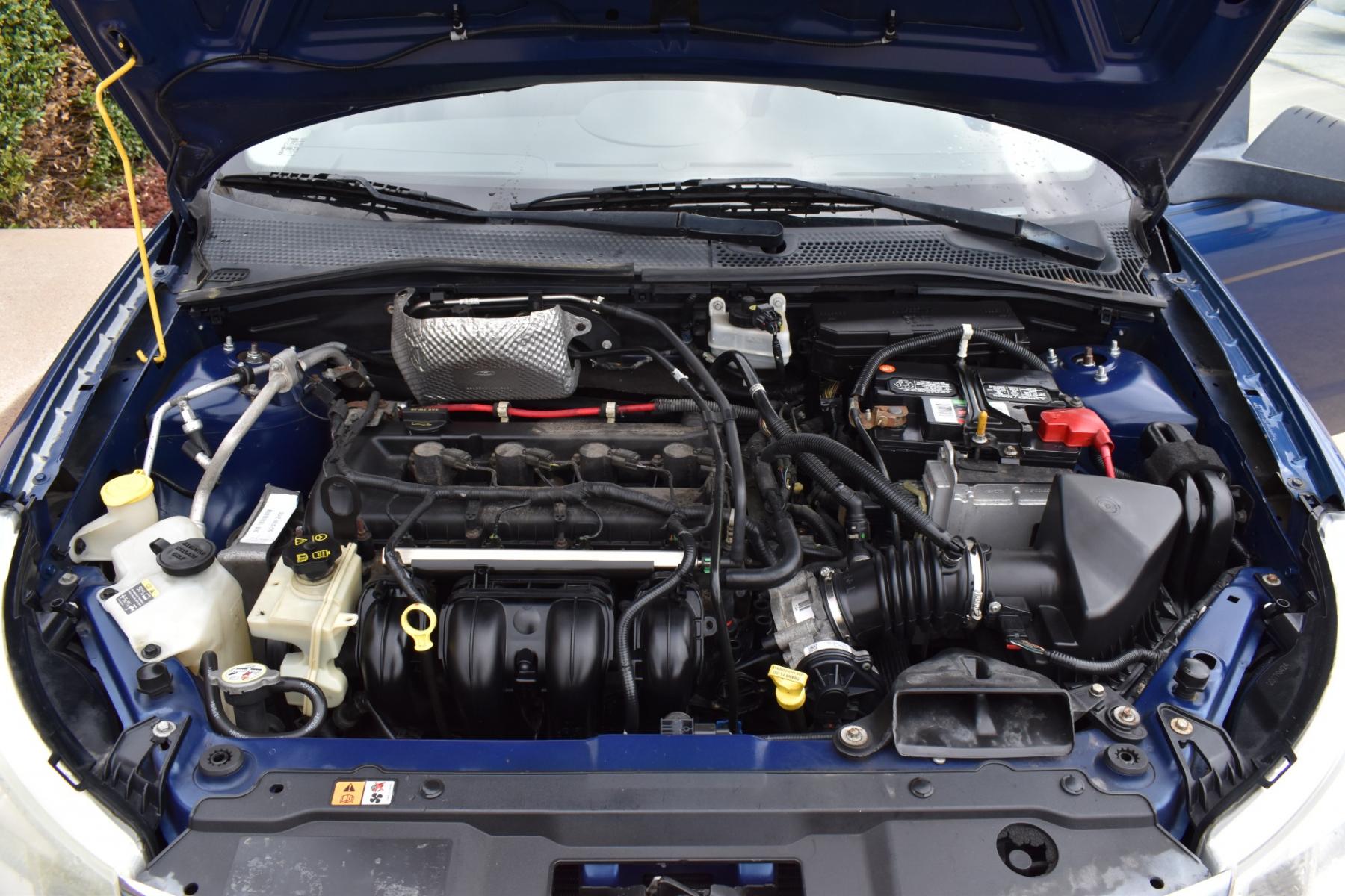 2009 Blue /Gray Ford Focus SE Sedan (1FAHP35N19W) with an 2.0L L4 DOHC 16V engine, AUTOMATIC transmission, located at 5925 E. BELKNAP ST., HALTOM CITY, TX, 76117, (817) 834-4222, 32.803799, -97.259003 - Photo #6