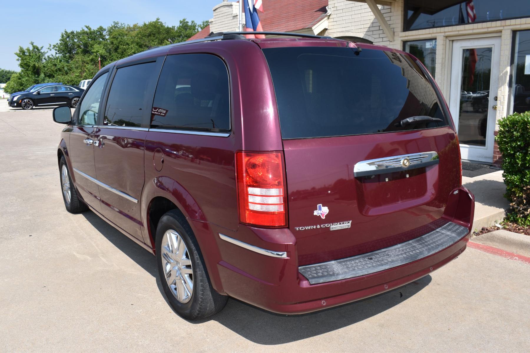 2008 Red /Beige Chrysler Town & Country Limited (2A8HR64X38R) with an 4.0L V6 SOHC 24V engine, 6-Speed Automatic Overdrive transmission, located at 5925 E. BELKNAP ST., HALTOM CITY, TX, 76117, (817) 834-4222, 32.803799, -97.259003 - Purchasing a 2008 Chrysler Town & Country Limited can be a great choice for several reasons: Luxury and Comfort: The Town & Country Limited is the top trim level for this minivan, offering a luxurious and comfortable interior. It often includes features like leather upholstery, power-adjustable sea - Photo #5