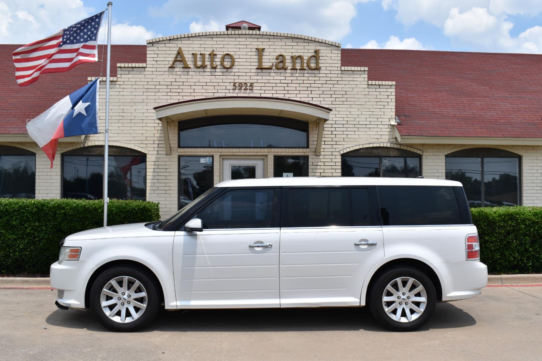 2009 White /Black Ford Flex SEL FWD (2FMDK52C39B) with an 3.5L V6 DOHC 24V engine, 6-Speed Automatic transmission, located at 5925 E. BELKNAP ST., HALTOM CITY, TX, 76117, (817) 834-4222, 32.803799, -97.259003 - Purchasing a 2009 Ford Flex SEL FWD can be a smart choice for several reasons: Unique and Stylish Design: The Ford Flex stands out with its distinctive and boxy design. It offers a unique and appealing look that sets it apart from more traditional SUVs and crossovers. Spacious Interior: The Flex i - Photo #0