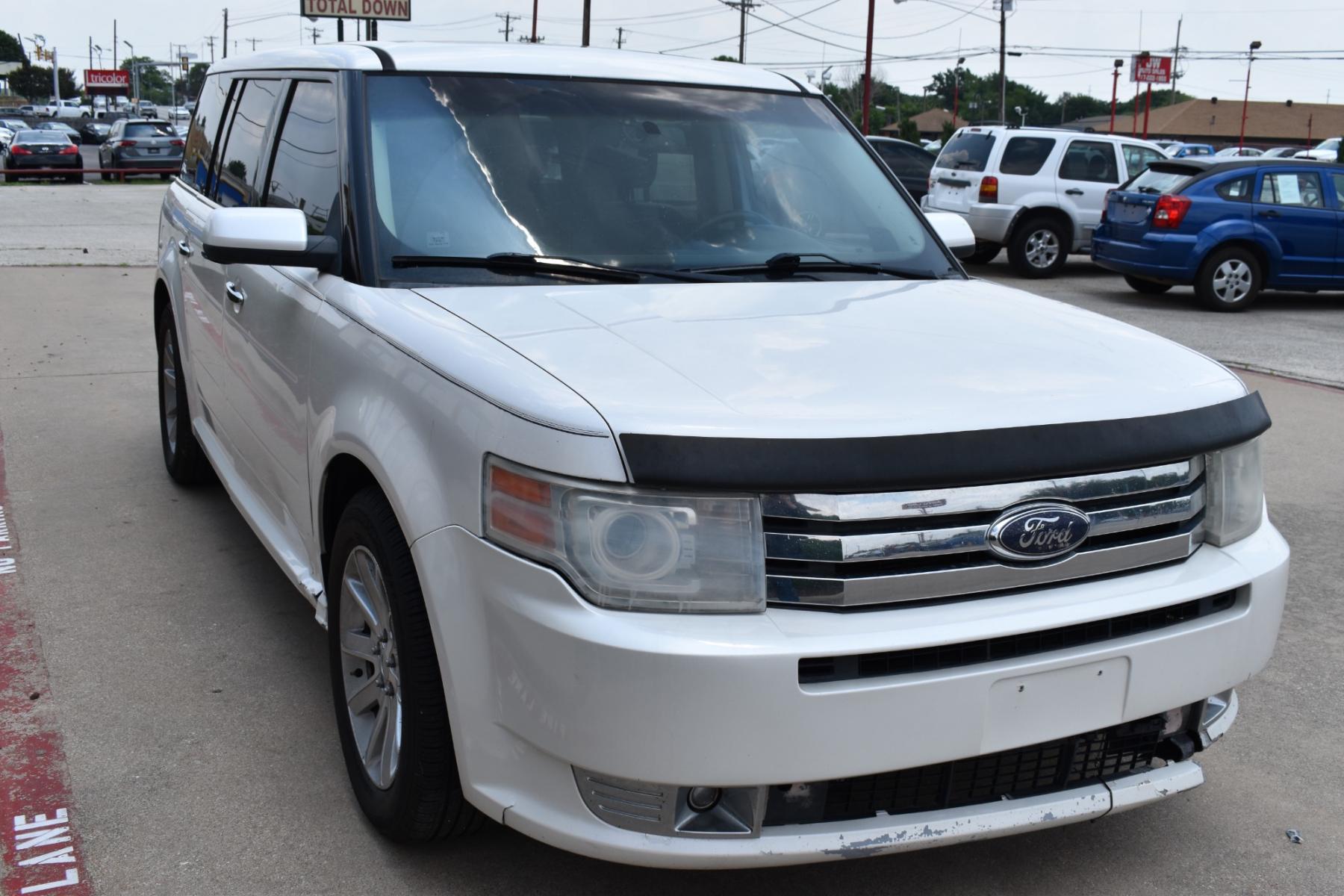 2009 White /Black Ford Flex SEL FWD (2FMDK52C39B) with an 3.5L V6 DOHC 24V engine, 6-Speed Automatic transmission, located at 5925 E. BELKNAP ST., HALTOM CITY, TX, 76117, (817) 834-4222, 32.803799, -97.259003 - Purchasing a 2009 Ford Flex SEL FWD can be a smart choice for several reasons: Unique and Stylish Design: The Ford Flex stands out with its distinctive and boxy design. It offers a unique and appealing look that sets it apart from more traditional SUVs and crossovers. Spacious Interior: The Flex i - Photo #2
