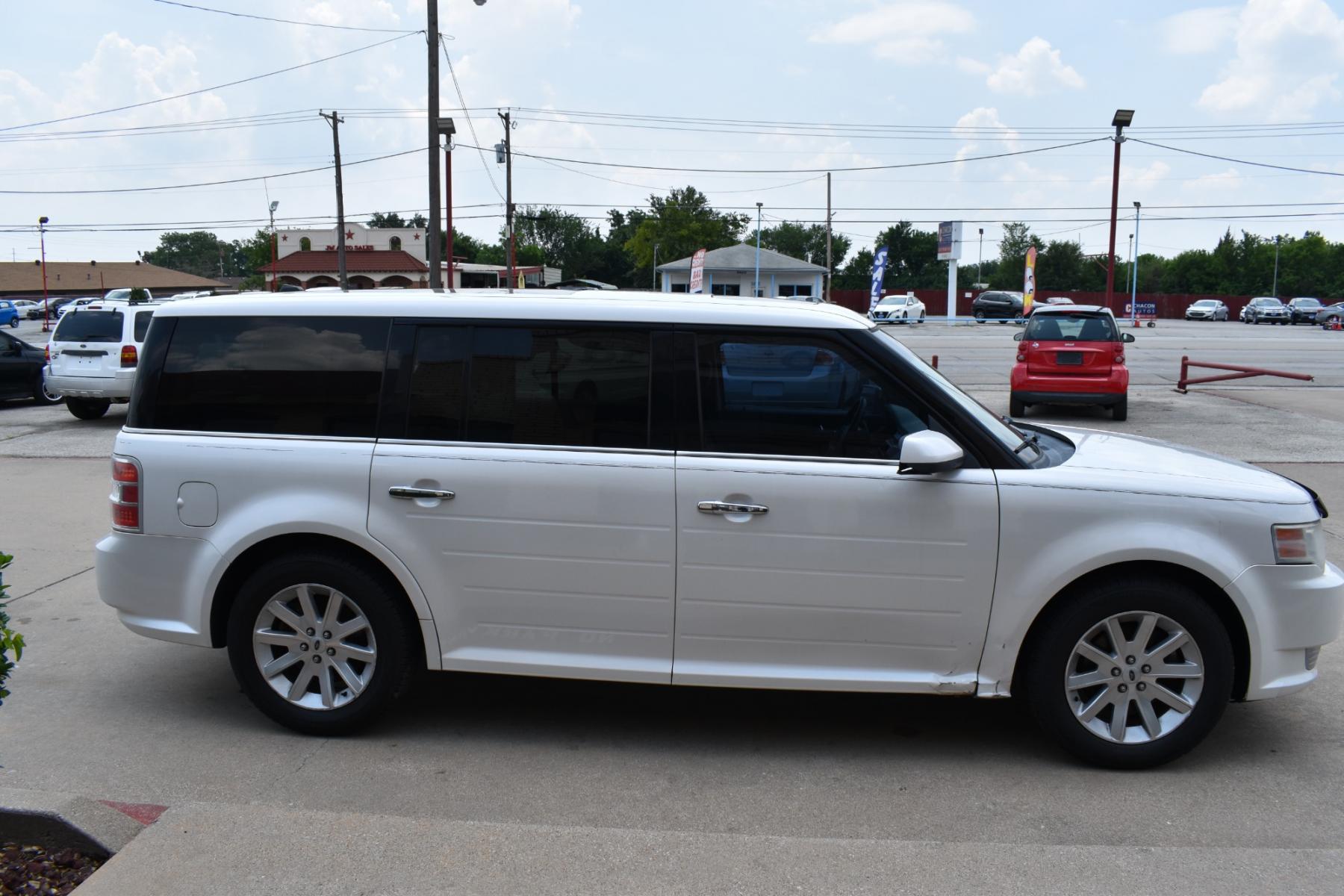 2009 White /Black Ford Flex SEL FWD (2FMDK52C39B) with an 3.5L V6 DOHC 24V engine, 6-Speed Automatic transmission, located at 5925 E. BELKNAP ST., HALTOM CITY, TX, 76117, (817) 834-4222, 32.803799, -97.259003 - Purchasing a 2009 Ford Flex SEL FWD can be a smart choice for several reasons: Unique and Stylish Design: The Ford Flex stands out with its distinctive and boxy design. It offers a unique and appealing look that sets it apart from more traditional SUVs and crossovers. Spacious Interior: The Flex i - Photo #3