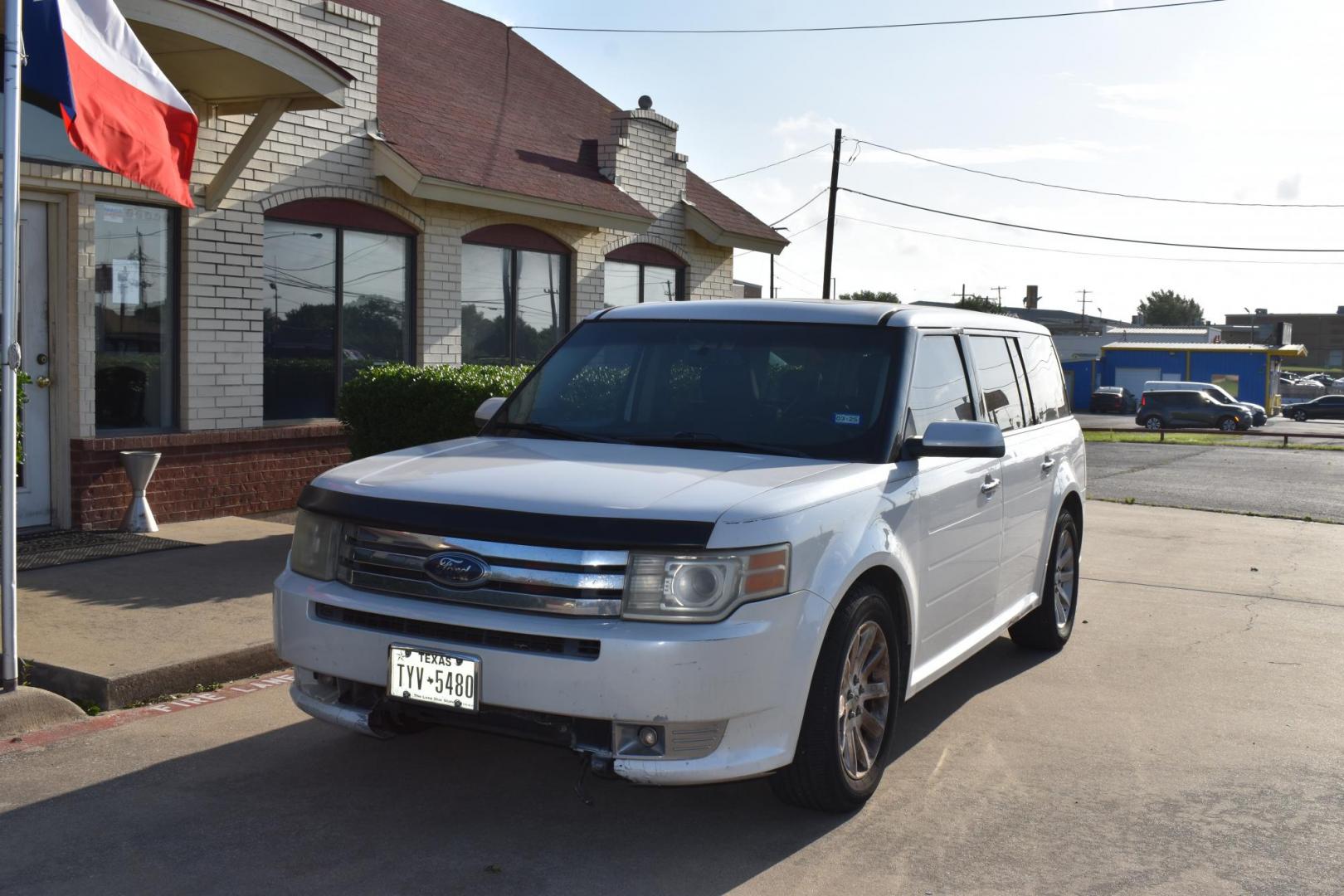 2009 White /Black Ford Flex SEL FWD (2FMDK52C39B) with an 3.5L V6 DOHC 24V engine, 6-Speed Automatic transmission, located at 5925 E. BELKNAP ST., HALTOM CITY, TX, 76117, (817) 834-4222, 32.803799, -97.259003 - Purchasing a 2009 Ford Flex SEL FWD can be a smart choice for several reasons: Unique and Stylish Design: The Ford Flex stands out with its distinctive and boxy design. It offers a unique and appealing look that sets it apart from more traditional SUVs and crossovers. Spacious Interior: The Flex i - Photo#1