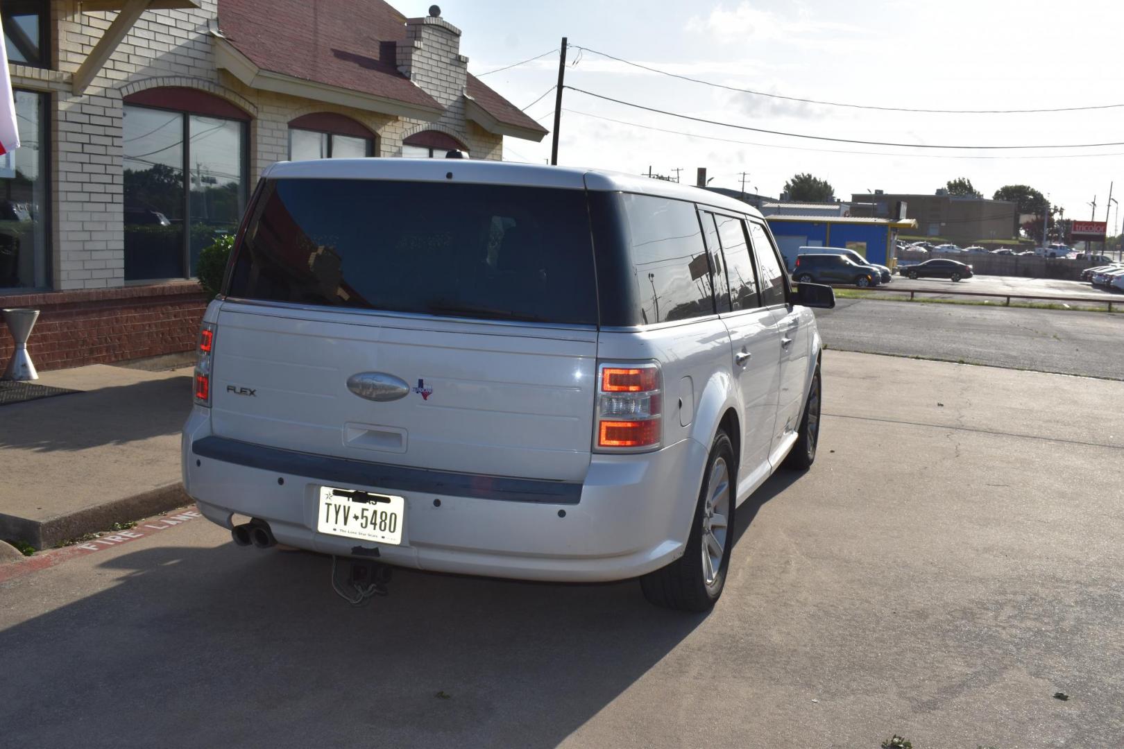 2009 White /Black Ford Flex SEL FWD (2FMDK52C39B) with an 3.5L V6 DOHC 24V engine, 6-Speed Automatic transmission, located at 5925 E. BELKNAP ST., HALTOM CITY, TX, 76117, (817) 834-4222, 32.803799, -97.259003 - Purchasing a 2009 Ford Flex SEL FWD can be a smart choice for several reasons: Unique and Stylish Design: The Ford Flex stands out with its distinctive and boxy design. It offers a unique and appealing look that sets it apart from more traditional SUVs and crossovers. Spacious Interior: The Flex i - Photo#4