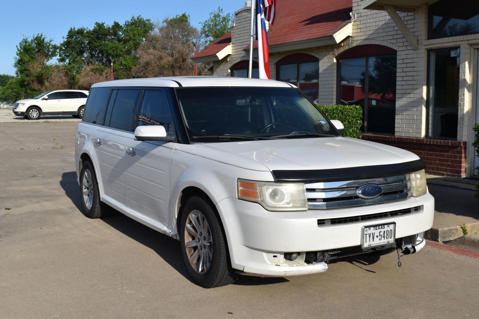 2009 White /Black Ford Flex SEL FWD (2FMDK52C39B) with an 3.5L V6 DOHC 24V engine, 6-Speed Automatic transmission, located at 5925 E. BELKNAP ST., HALTOM CITY, TX, 76117, (817) 834-4222, 32.803799, -97.259003 - Purchasing a 2009 Ford Flex SEL FWD can be a smart choice for several reasons: Unique and Stylish Design: The Ford Flex stands out with its distinctive and boxy design. It offers a unique and appealing look that sets it apart from more traditional SUVs and crossovers. Spacious Interior: The Flex i - Photo#5