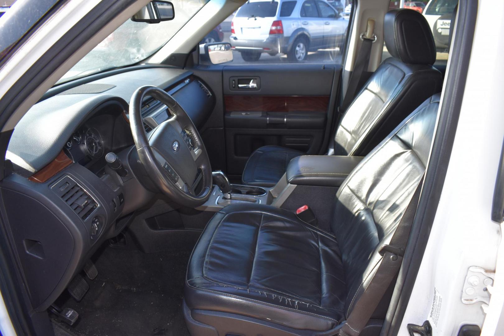 2009 White /Black Ford Flex SEL FWD (2FMDK52C39B) with an 3.5L V6 DOHC 24V engine, 6-Speed Automatic transmission, located at 5925 E. BELKNAP ST., HALTOM CITY, TX, 76117, (817) 834-4222, 32.803799, -97.259003 - Purchasing a 2009 Ford Flex SEL FWD can be a smart choice for several reasons: Unique and Stylish Design: The Ford Flex stands out with its distinctive and boxy design. It offers a unique and appealing look that sets it apart from more traditional SUVs and crossovers. Spacious Interior: The Flex i - Photo#6