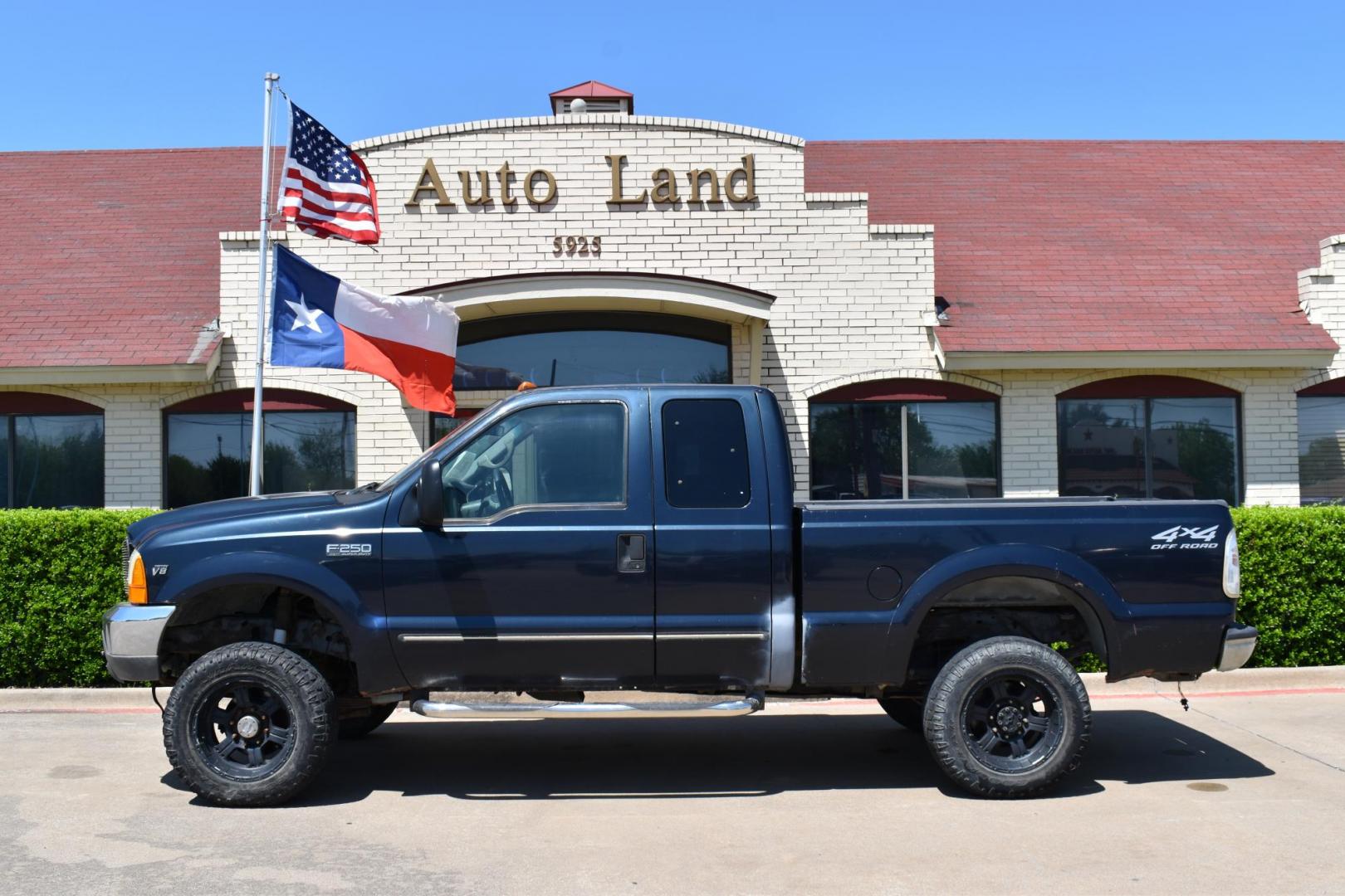 2000 Blue /Gray Ford F-250 SD Lariat SuperCab Long Bed 4WD (1FTNX21L3YE) with an 5.4L V8 SOHC 16V engine, 4 SPEED AUTOMATIC 4X4 transmission, located at 5925 E. BELKNAP ST., HALTOM CITY, TX, 76117, (817) 834-4222, 32.803799, -97.259003 - Photo#0