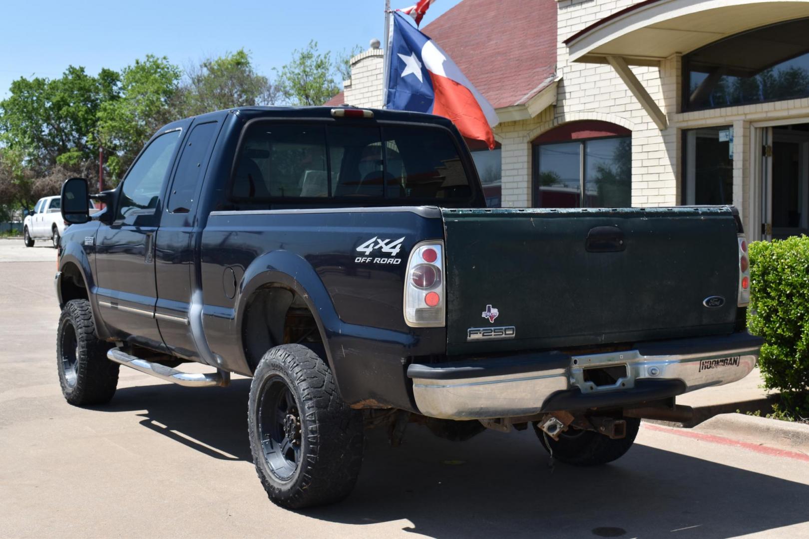 2000 Blue /Gray Ford F-250 SD Lariat SuperCab Long Bed 4WD (1FTNX21L3YE) with an 5.4L V8 SOHC 16V engine, 4 SPEED AUTOMATIC 4X4 transmission, located at 5925 E. BELKNAP ST., HALTOM CITY, TX, 76117, (817) 834-4222, 32.803799, -97.259003 - Photo#2