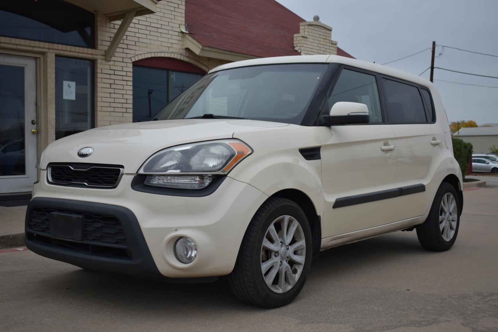2013 White /Black Kia Soul ! (KNDJT2A65D7) with an 2.0L L4 DOHC 16V engine, 6 Speed AUTOMATIC transmission, located at 5925 E. BELKNAP ST., HALTOM CITY, TX, 76117, (817) 834-4222, 32.803799, -97.259003 - The 2013 Kia Soul ! is a versatile and fun-to-drive compact car that offers a great mix of practicality, style, and value. Here are several reasons why you might want to consider buying this vehicle: 1. Unique and Distinctive Design The Kia Soul has a bold and quirky design that stands out in a - Photo#0