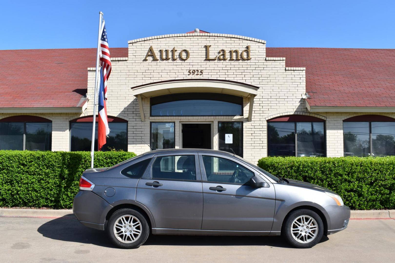 2011 Gray Ford Focus SE Sedan (1FAHP3FN5BW) with an 2.0L L4 DOHC 16V engine, 4-Speed Aut transmission, located at 5925 E. BELKNAP ST., HALTOM CITY, TX, 76117, (817) 834-4222, 32.803799, -97.259003 - $3,603.00 PLUS TT&L CASH ONLY NO FINANCING Buying a 2011 Ford Focus can offer several benefits, especially if you’re looking for an affordable, reliable, and fuel-efficient compact car. Here are some of the key advantages: 1. Affordable Purchase Price As a used car, the 2011 Ford Focus is - Photo#3