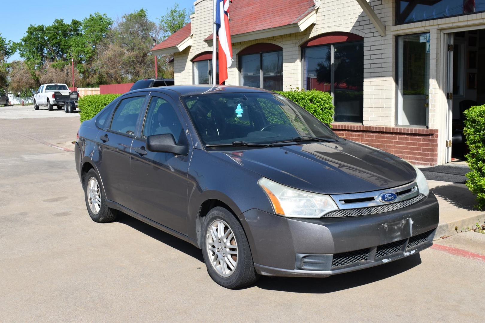2011 Gray Ford Focus SE Sedan (1FAHP3FN5BW) with an 2.0L L4 DOHC 16V engine, 4-Speed Aut transmission, located at 5925 E. BELKNAP ST., HALTOM CITY, TX, 76117, (817) 834-4222, 32.803799, -97.259003 - $3,603.00 PLUS TT&L CASH ONLY NO FINANCING Buying a 2011 Ford Focus can offer several benefits, especially if you’re looking for an affordable, reliable, and fuel-efficient compact car. Here are some of the key advantages: 1. Affordable Purchase Price As a used car, the 2011 Ford Focus is - Photo#5